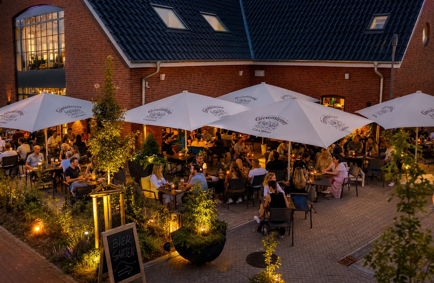 Außengastronomie des HUB Erle direkt am Dorfplatz Erle